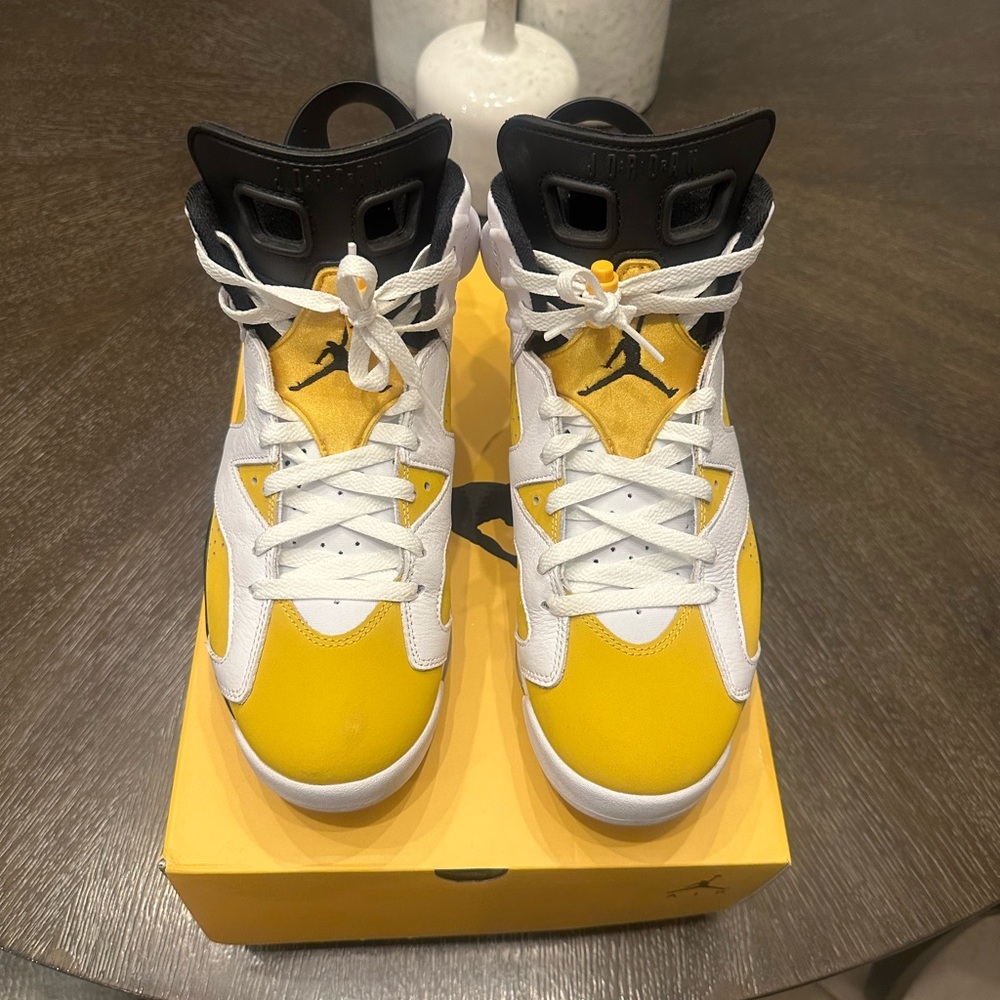 Used 10.5 me s Jordan 6 yellow ochre